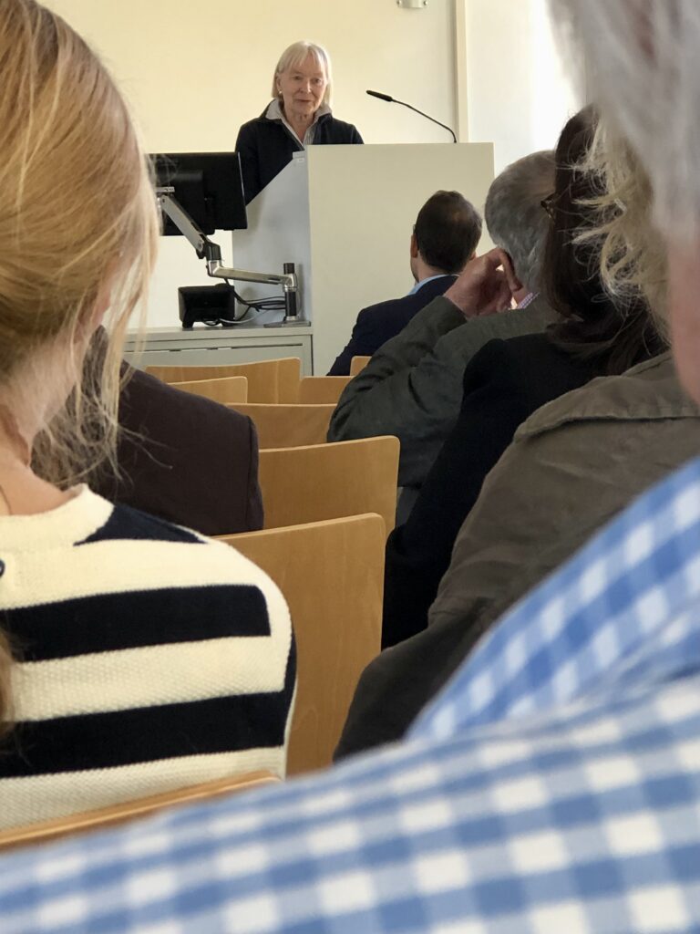 Pani von Soden czyta podczas otwarcia wystawy
